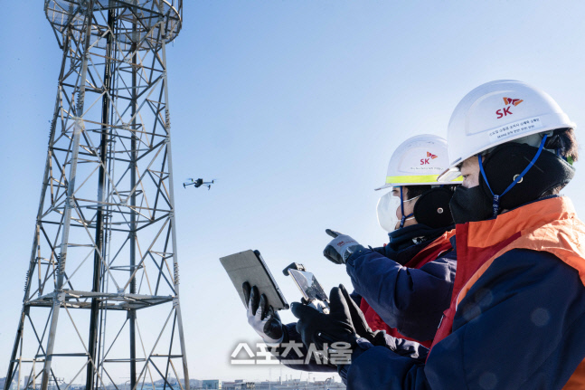 SK텔레콤, 드론·AI로 아파트 25층 높이 통신탑 안전 관리한다