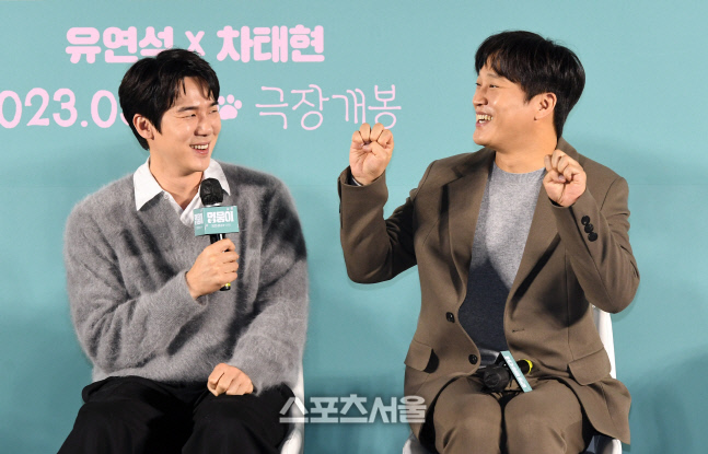 [포토]차태현의 포즈에 웃음 터진 유연석