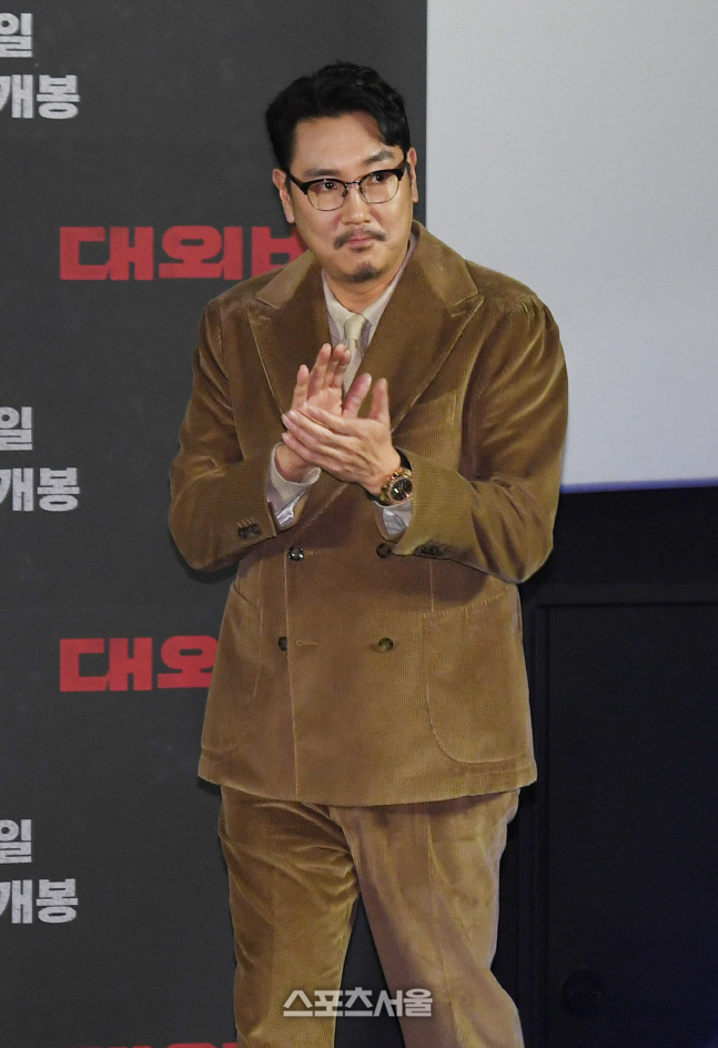 [포토]조진웅, 박수치며 무대 위로