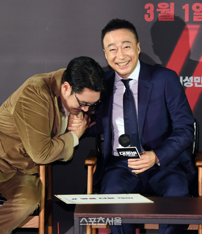 [포토]이성민에게 안긴 조진웅, '선배님! 사랑합니다!'