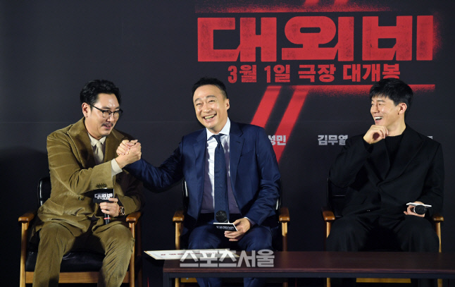 [포토]김무열의 미소를 부른 조진웅-이성민의 크로스!