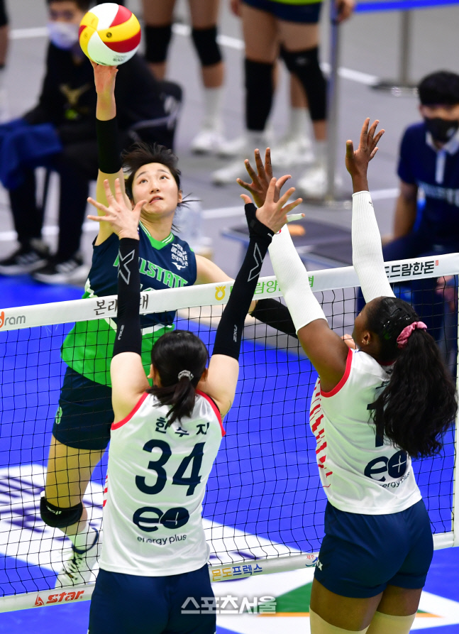 GS 이중블로킹 따돌리는 정지윤[포토]