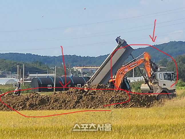 화성시 A 업체가 농지에 폐기물을 투기 하고있다.