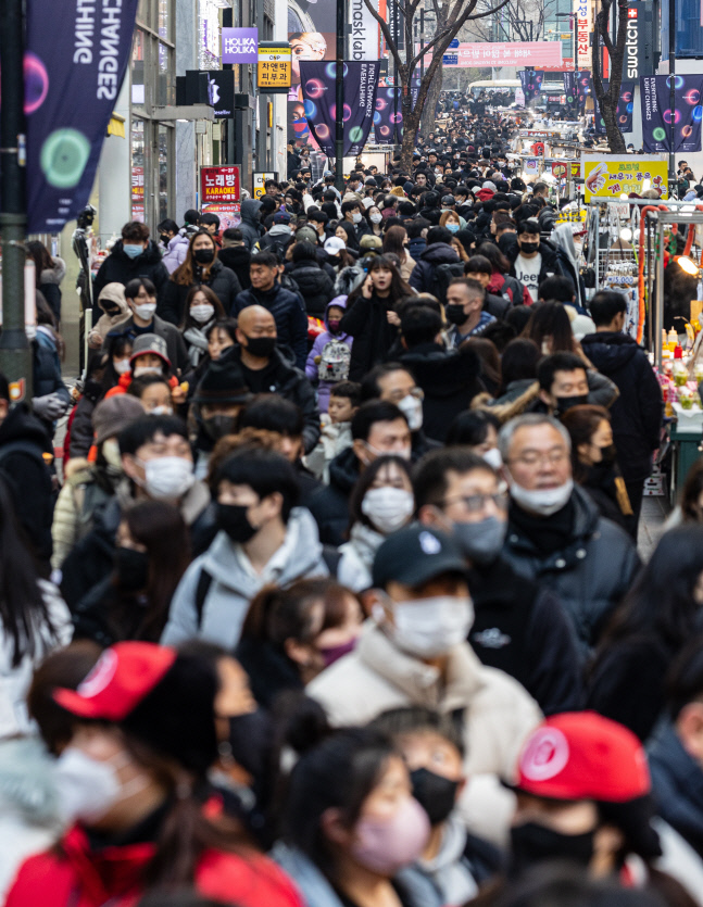 3년 만의 송년 인파 가득한 명동