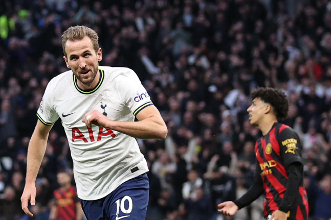 TOPSHOT-FBL-ENG-PR-TOTTENHAM-MAN CITY