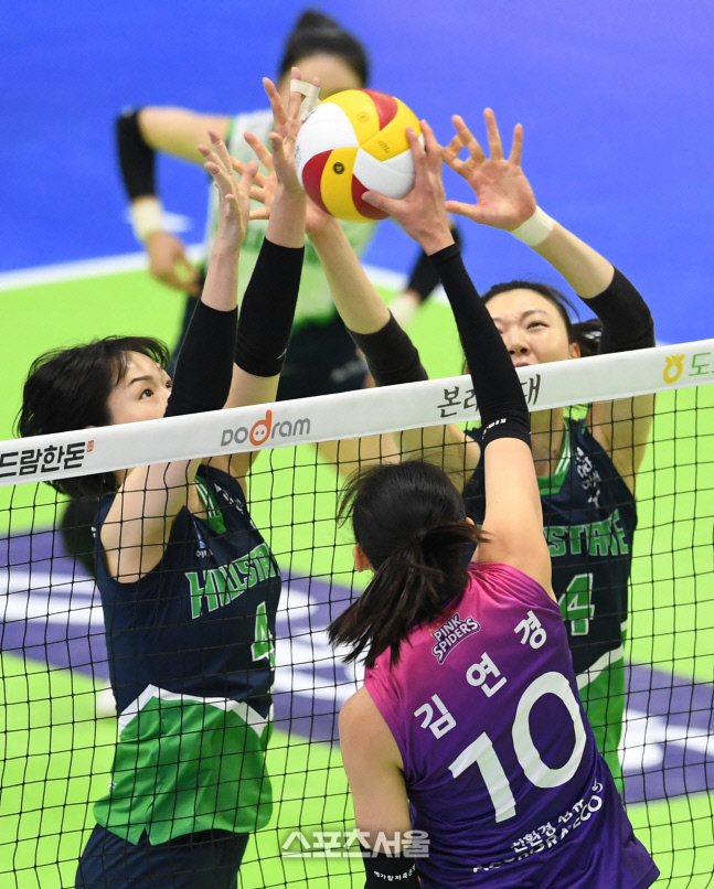 [포토]상대 손끝 노리는 흥국생명 김연경