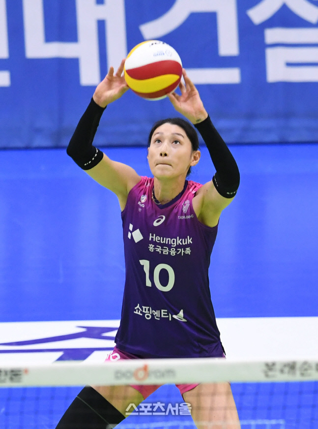 [포토]김연경, 오버 핸드로 가볍게!