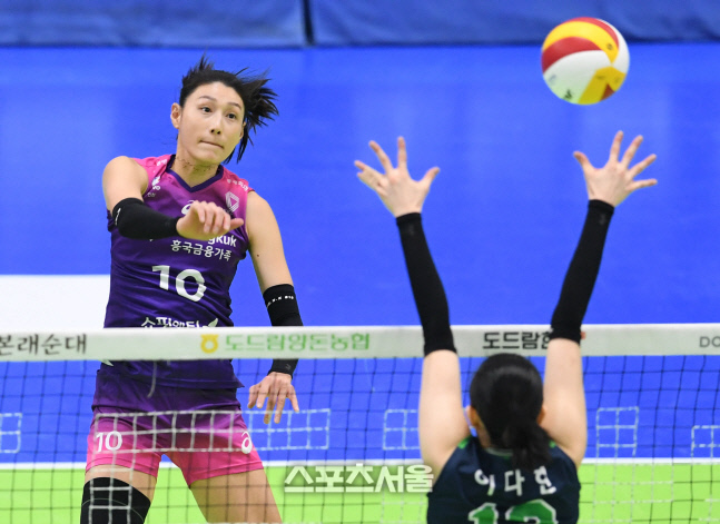 [포토]후위 공격하는 흥국생명 김연경