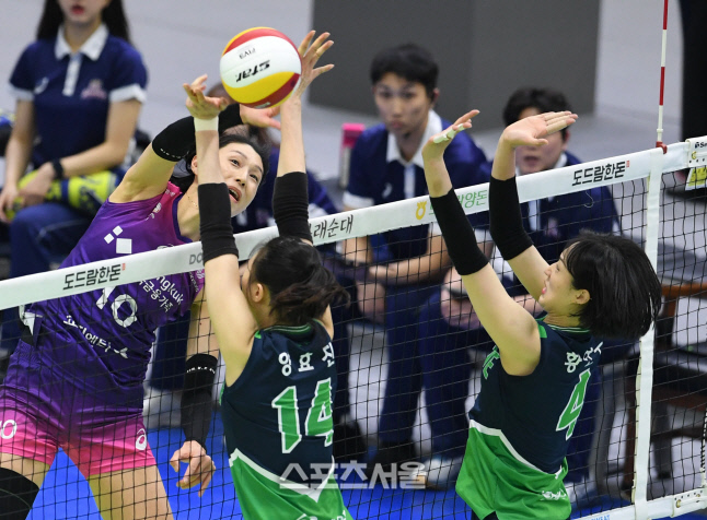 [포토]흥국생명 김연경, 블로킹 뚫고!