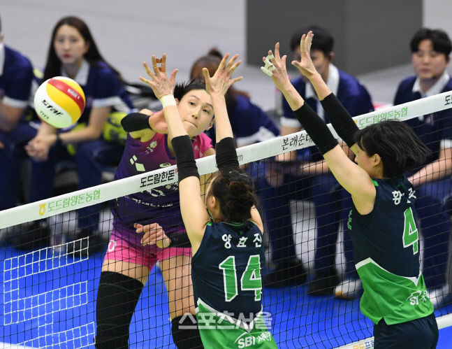 [포토]흥국생명 김연경, 이번엔 대각으로!