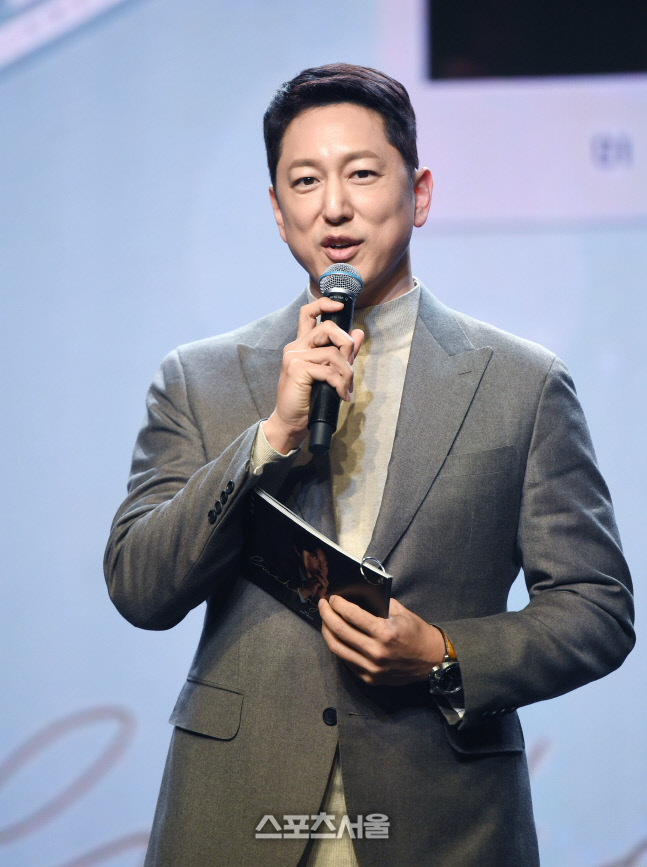 [포토] 임창정 쇼케이스 사회 보는 한석준 아나운서