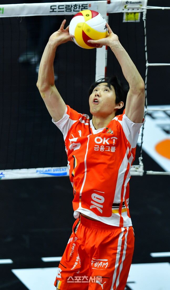 '볼 필요하신 분!' OK 세터 이민규[포토]