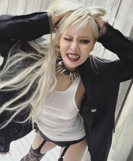 현아, 갑자기 손가락 욕설을? 파격 셀카 공개