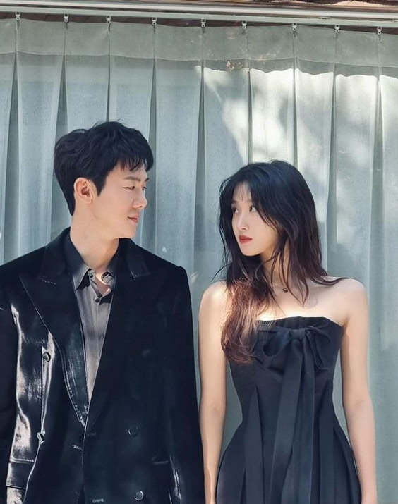 '귤은 누가 까줬나?' 문가영, 유연석과 함께 찍은 폴라로이드 감성 공개