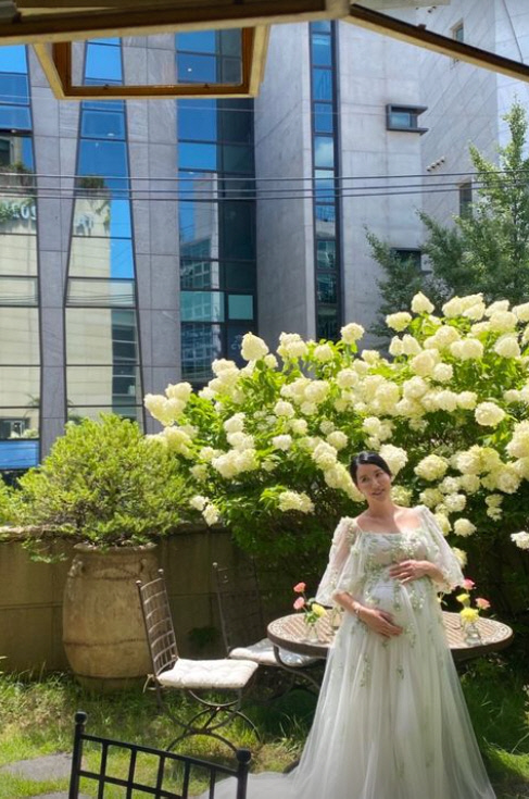 장미인애, 순백의 드레스 자태..만삭 D라인 눈길