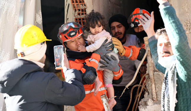 튀르키예 강진 사망자 사흘만 2만명...2011 동일본 대지진 넘어섰다