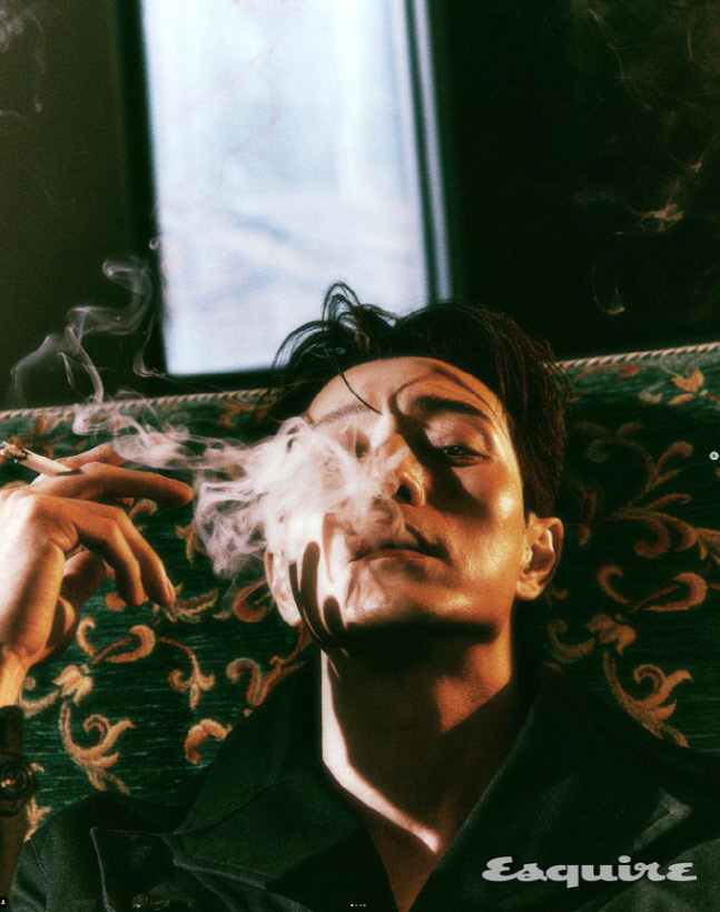 '나이스한 개XX'에 빠져볼래? 정성일, 퇴폐미 가득 화보 공개