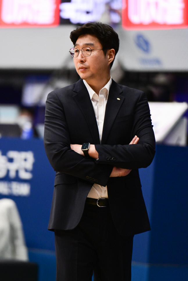 '3연패' KB스타즈 김완수 감독 "집중하면서 우리 능력 보여준다면 승산있다" [SS청주in]