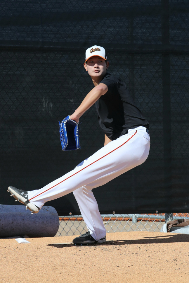 '누구보다 열심히!' 징계 후 등판한 김서현, 강풍 맞으며 광속구…다시 캠프 모드[SSinAZ]