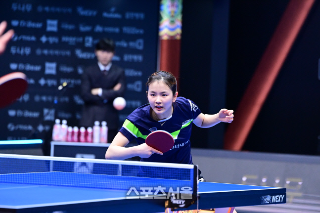 18세 김나영, 전지희 격파...포스코인터내셔널 5연승 1위 굳히기 [프로탁구]