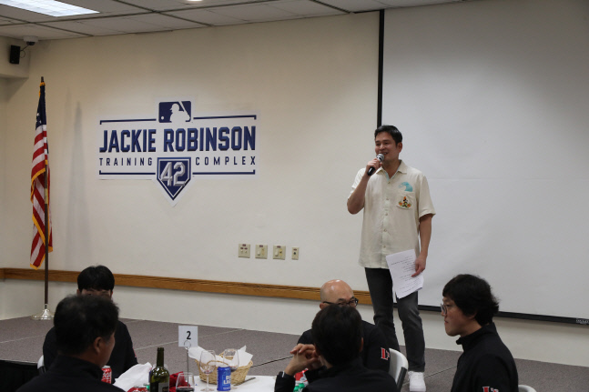 스프링캠프지에 '형'들이 떴다...'운영'은 알아서, 구단주는 '지원'만 집중 [SSinFL]