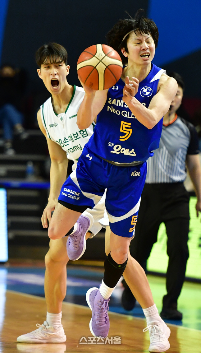 이준희 따돌리며 패스하는 김시래[포토]