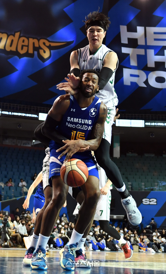 '고의 가격이 아냐?' 김종규[포토]