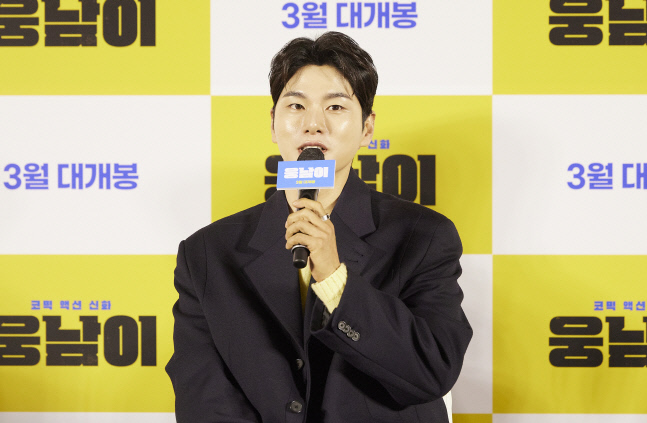 질문에 답하는 이이경