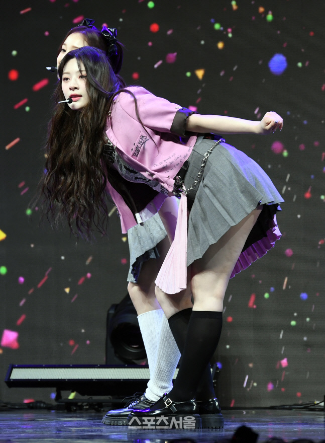 [포토]'테디 베어' 무대 꾸미는 스테이씨 아이사
