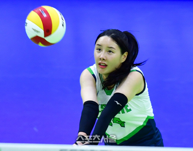 리시브하는 리베로 김주하[포토]