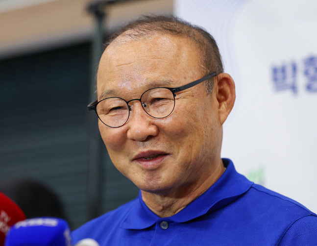 베트남과의 5년 동행 마친 박항서 감독 귀국