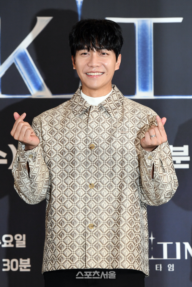 [포토]하트 만들어 보이는 이승기