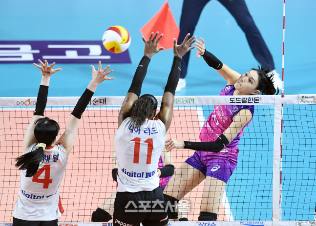 [포토]맹공 퍼붓는 흥국생명 김연경