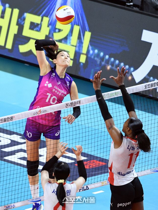 [포토]흥국생명 김연경, 낮은 쪽으로!