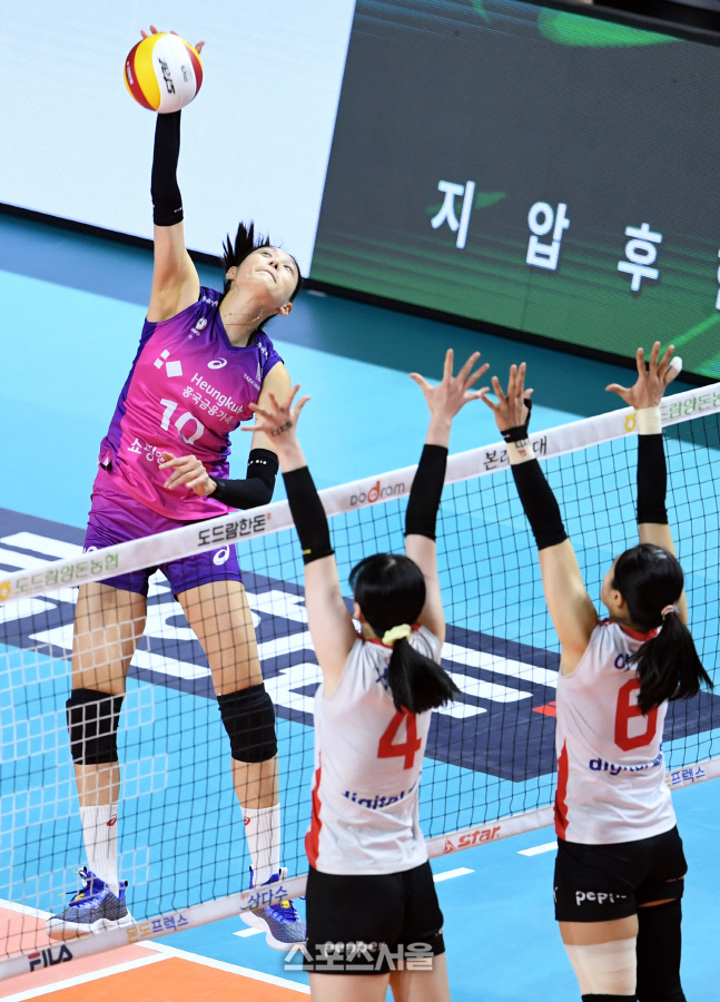 [포토]힘차게 공격하는 흥국생명 김연경