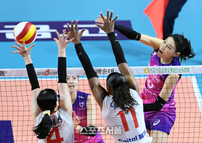 [포토]흥국생명 김연경, 1위를 향해!