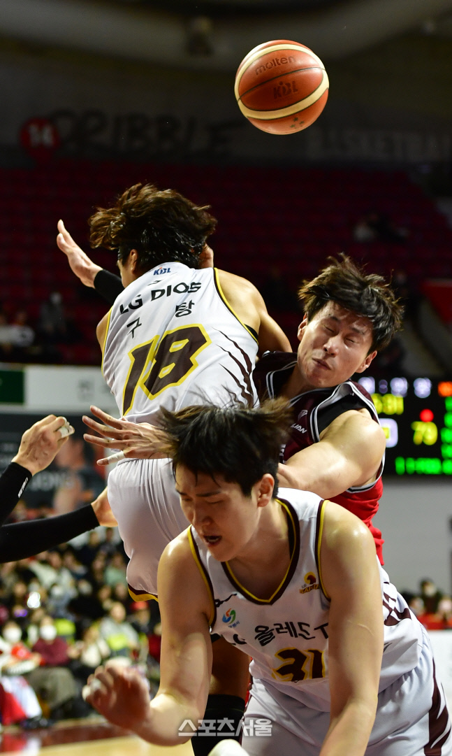 구탕과 치열한 리바운드 다툼, 오세근[포토]