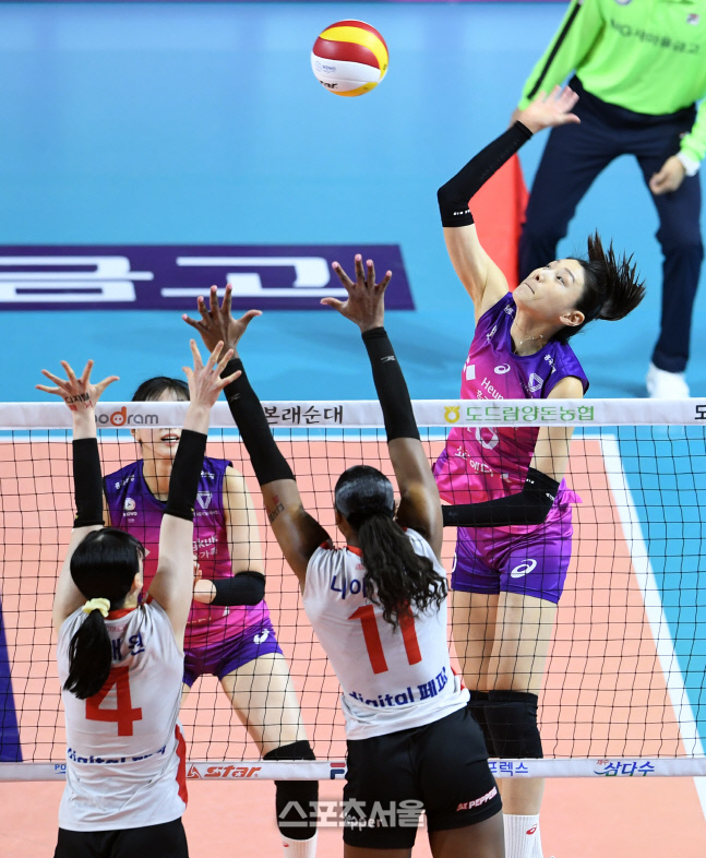 [포토]흥국생명 김연경, 힘차게 스파이크 공격