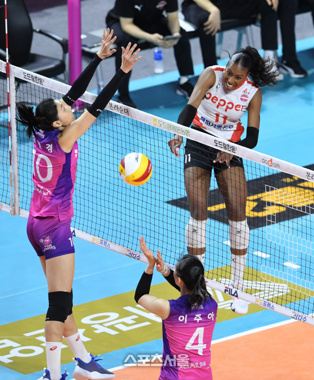 [포토]페퍼저축은행 니아 리드, 김연경의 블로킹을 피해서!