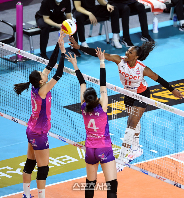 [포토]니아 리드의 공격을 막아내는 김연경