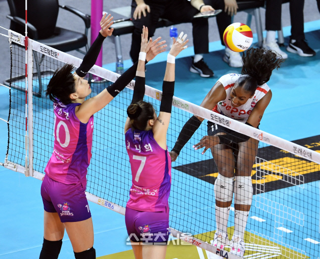 [포토]니아 리드의 공격을 블로킹하는 김연경