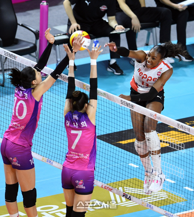 [포토]김연경에게 블로킹 당하는 니아 리드의 공격