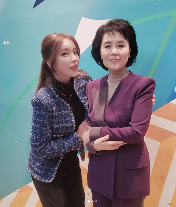 홍진영, 인형 미모 자랑하며 트롯 선배님들과 함께 "아름다우신 선배님들"