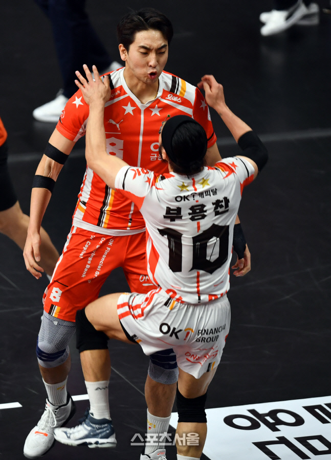 부용찬 안으며 자축하는 차지환[포토]