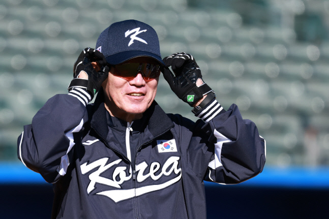 "실책 나오면 큰 일" 이강철 감독, 첫 실전 후에도 WBC 특별규정 경계[SSinAZ]