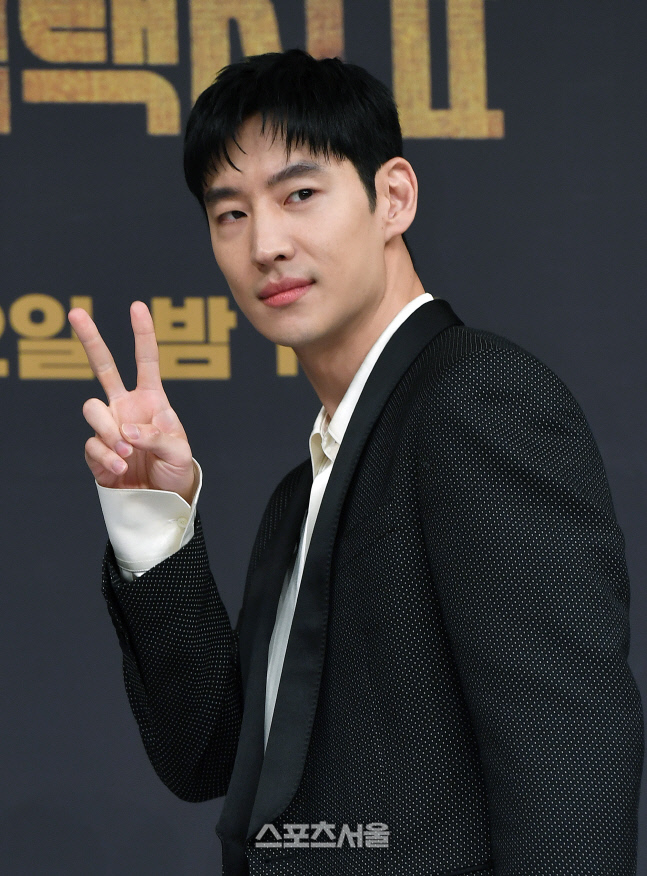 [포토]'모범택시2' 이제훈, 'V'