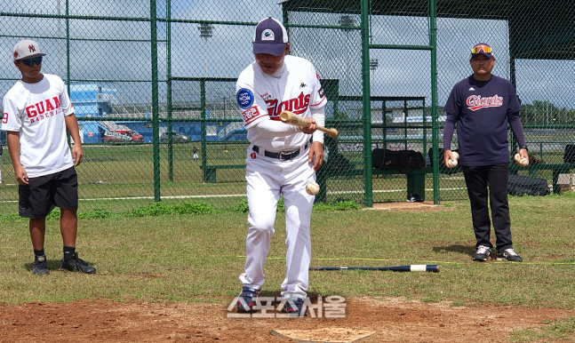 괌 학생선수 위한 롯데의 특별한 재능기부…'일타 강사' 김평호 코치 "프로의 번트란?"[SS 현장속으로 feat. 영상]
