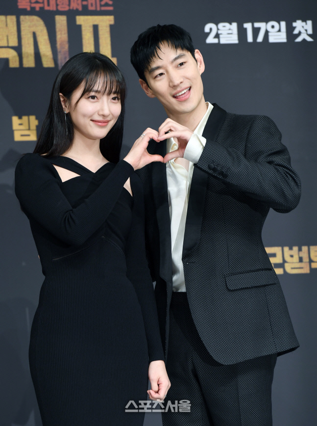 [포토]함께 하트 만들어 보이는 표예진과 이제훈