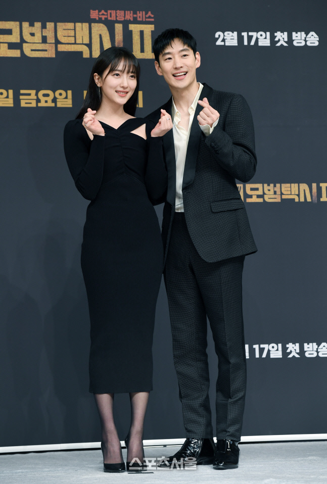 [포토]표예진-이제훈, 다정하게 하트!