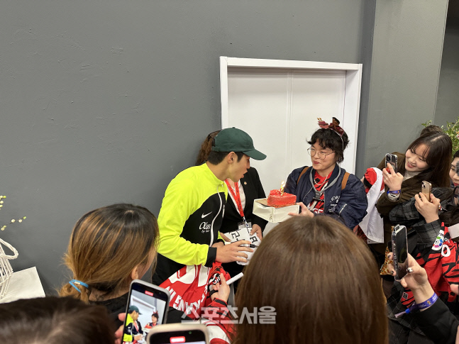 '4호 도움' 이강인, 한국 팬과 미니 생일파티 '감격'…화끈한 팬서비스까지[SS현장]